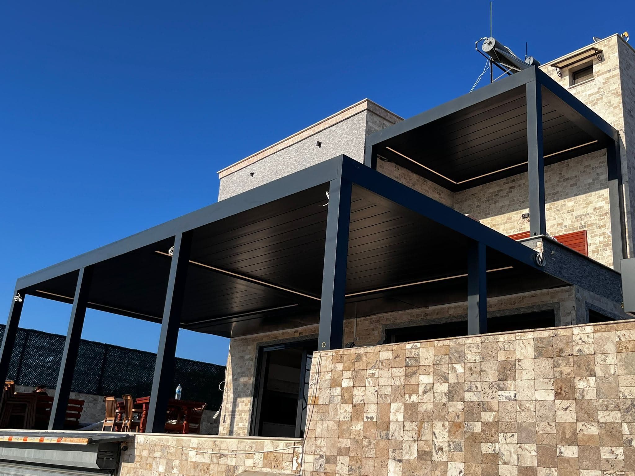 Villa terasında iki katlı antrasit bioklimatik pergola uygulaması