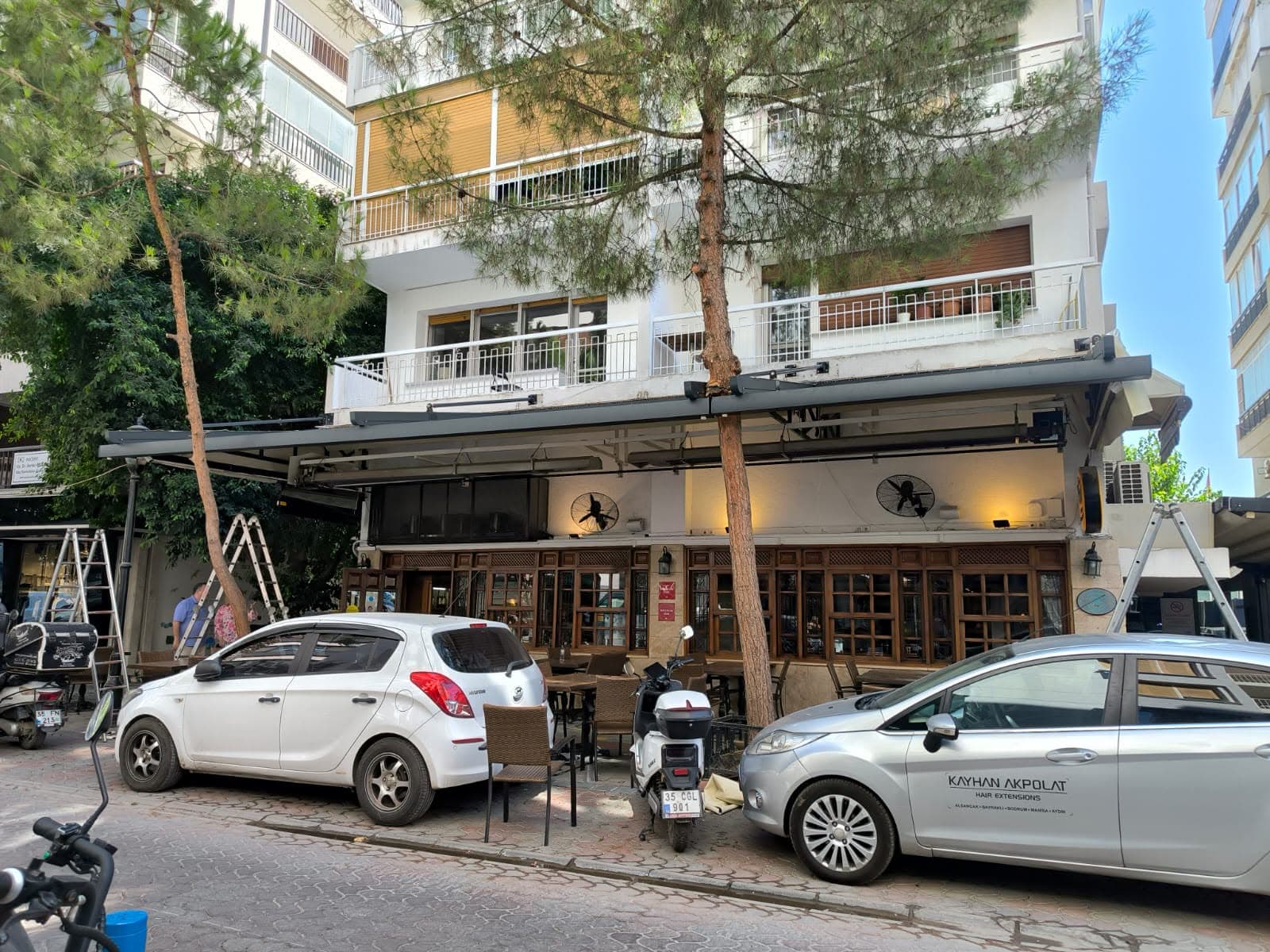Kafe önünde kumaş tavanlı otomatik pergola uygulaması