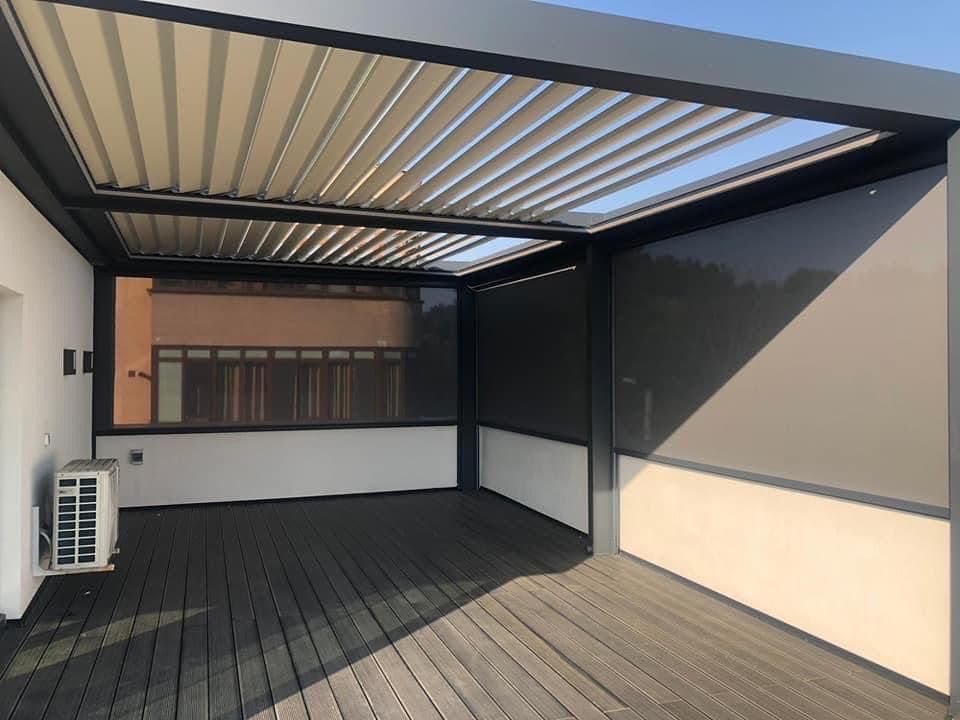 Zip perdeyle kapatılmış teras ve lamelli pergola tavanı